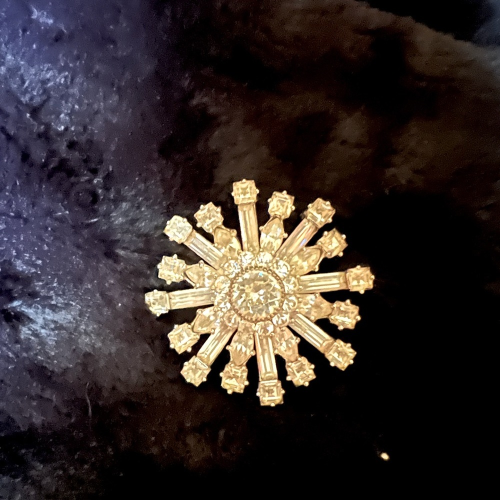 Snowflake pin made well of crystals and rhinestones. Beautiful piece for winter